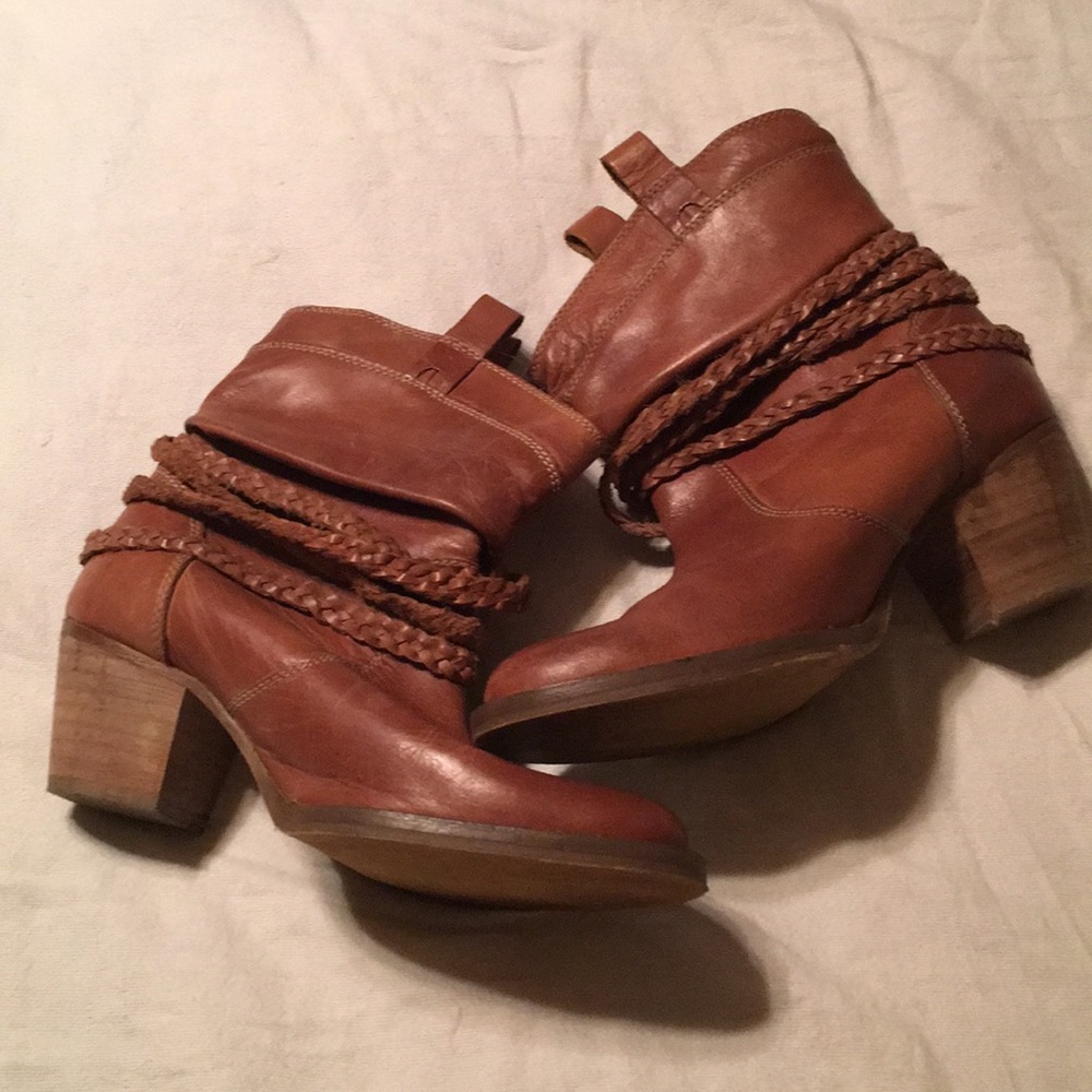 EUC Dingo leather boots, tan, 2” heel